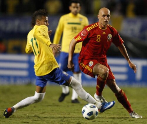 Gabi Mureşan, (dreapta) în duel cu Neymar, unul dintre jucătorii care s-a comportat corect faţă de turneul din Brazilia şi Paraguay