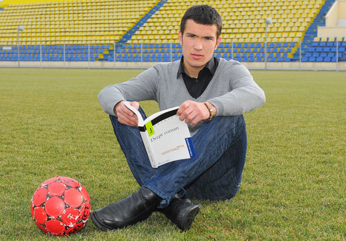 Postul favorit al lui Benga e cel de fundaş central, dar poate evolua şi la mijloc, ca închizător