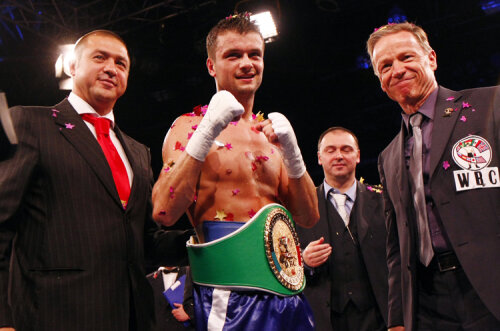 Jo Jo Dan (în centru)