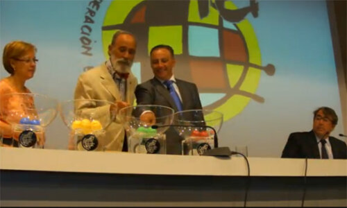 Preşedintele Federaţiei Spaniole (în dreapta) îi indică preşedintelui de la Alcobendas ce bilă să extragă