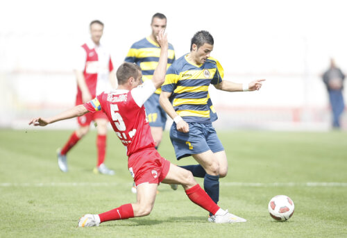 Valentin Creţu (în galben-albastru) va juca din sezonul viitor la Rapid, sub formă de împrumut
