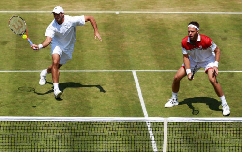 Horia Tecău (cu şapcă) şi Robert Lindstedt