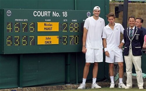 John Isner (cu şapcă) şi Nicolas Mahut la finalul istovitoarei partide de anul trecut