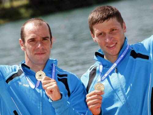 Alexandru
Dumitrescu
și Victor Mihalachi
au luat aurul
cu un vîrf de canoe
Foto: Reuters