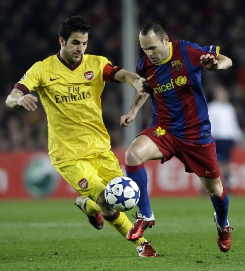 Crescut de Barca, Cesc (stînga, în duel cu Iniesta) a trecut la Arsenal în 2003
