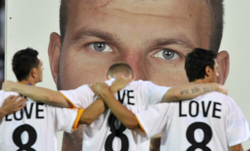 Ochii albaştri ai lui Marian Cozma şi durerea unită a coechipierilor, pentru care 8 va rămîne mereu numărul iubirii