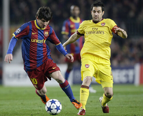 Fabregas (în galben, cu Messi) vrea la Barca pentru a cuceri trofee