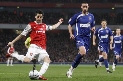 Cesc (stînga) a ajuns la Arsenal de la Barca în 2003 pentru 3,2 milioane de euro