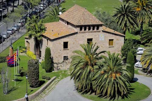 Edificiul central, o casă rurală tipic catalană ridicată în 1702, se va transforma într-o clădire de birouri, iar în jur vor fi amenajate locuri pentru parcat