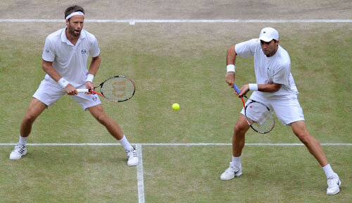 Robert Lindstedt (stînga) şi Horia Tecău în acţiune în finala de ieri