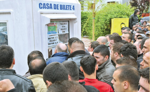 Fanii galateni si-au facut din nou nervi la casele de bilete