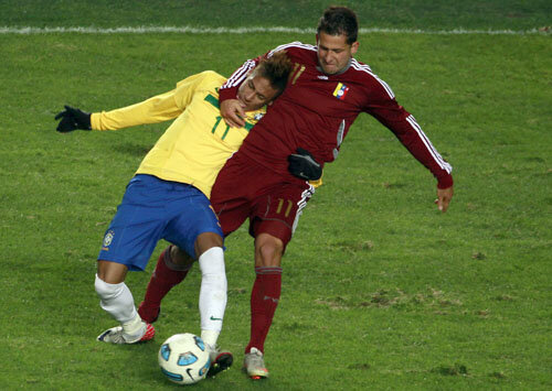 Pentru Neymar, în galben, aici în duel cu venezueleanul Cesar Gonzalez, Santos vrea 45 de milioane de euro
