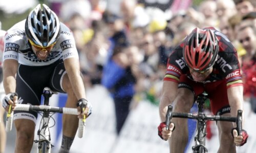 Cadel Evans a reuşit să îi ia faţa lui Alberto Contador la sprint Foto: Reuters