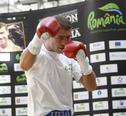Boxerul Lucian Bute efectueaza un antrenament public la AFI Palace Cotroceni, in Bucuresti. Bute va boxa, pe 9 iulie 2011, la Romexpo, impotriva lui Jean Paul Mendy pentru a pastra centura mondiala IBF la categoria supermijlocie. 5.07.2011