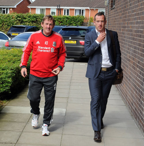 Charlie Adam alături de antrenorul Kenny Dalglish, via lfc.tv