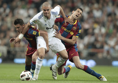 Madrilenul Pepe (în alb) va avea iar de furcă, pe 14 şi pe 17 august, în Supercupă, cu Villa şi Pedro