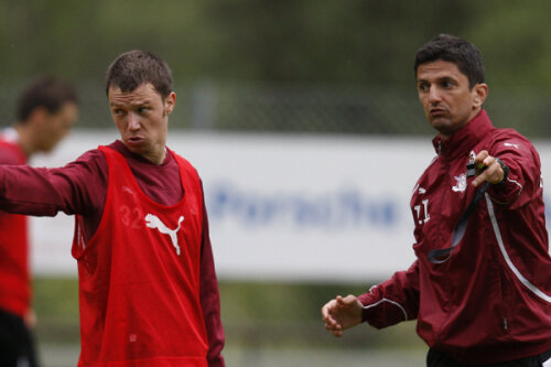 Răzvan Lucescu îi dă indicaţii lui Iulian Apostol