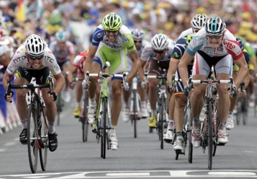 Andre Greipel (dreapta) i-a luat faţa pe ultimii metri lui Mark Cavendish (stînga) Foto: Reuters