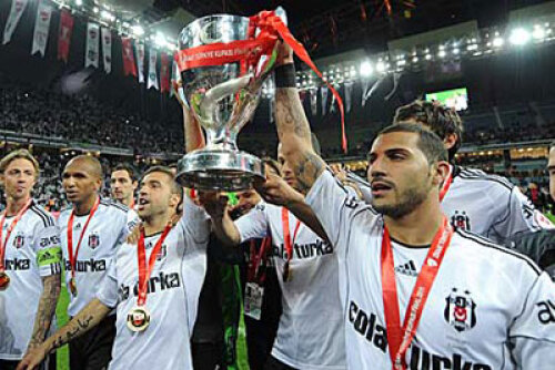 Jucătorii lui Beşiktaş, celebrînd Cupa