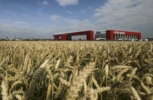 Stadionul celor de
la Mainz se află
într-un lan de grîu
f Reuters