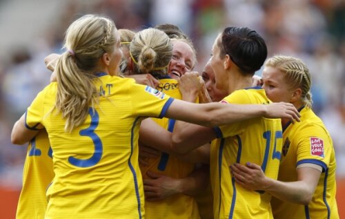 Bucuria suedezelor după golul de 2-1 reuşit de Marie Hammarstrom