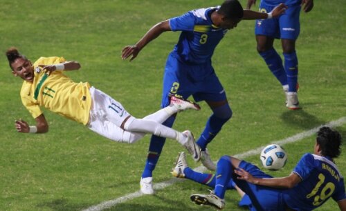 Neymar (în galben) se luptă tare pe teren, dar plata o ia cu rație Foto: Reuters