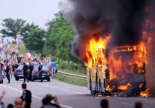Un autocar plin cu suporteri ai Oţelului a luat foc