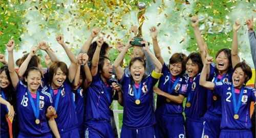 Echipa Japoniei ridicînd trofeul acordat cîştigătoarei Campionatului Mondial