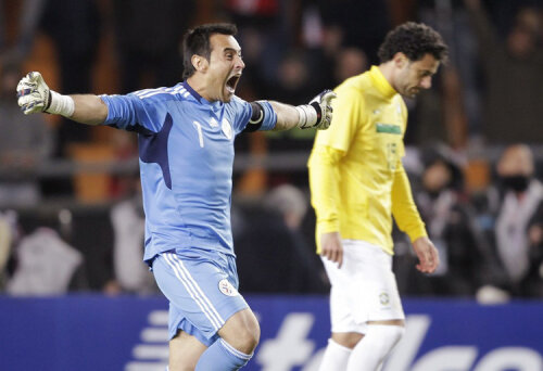 Portarul paraguayan Justo Villar celebrînd calificarea în semifinalele competiţiei