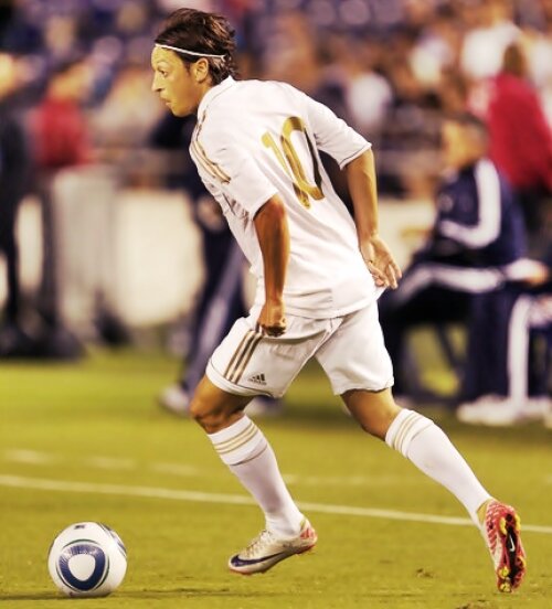 Mesut Ozil este noul număr 10 al madrilenilor