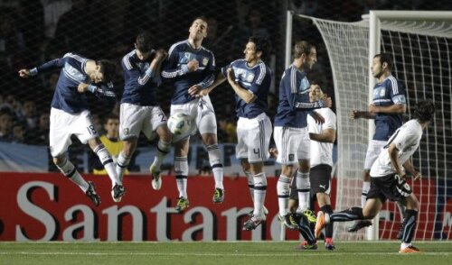 Pastore, Gago, Higuain, Burdisso, Zabaleta și Mascherano (de la stînga la dreapta) au șanse tot mai mici să aterizeze la București y Foto: Reuters