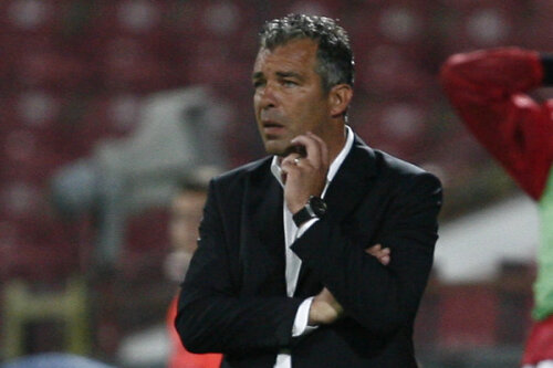 Jorge Costa nu a stat un minut pe bancă în timpul meciului. Tot timpul le-a dat indicaţii jucătorilor