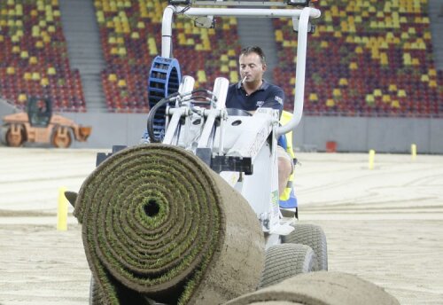 Angajatul care monta gazonul pe National Arena va trebui să renunţe la ţigări dacă va veni la vreun meci pe noul stadion