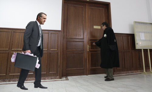 Gigi Becali apelează din nou la o valiză pentru a face o plată (fotomontaj: Gazeta Sporturilor)