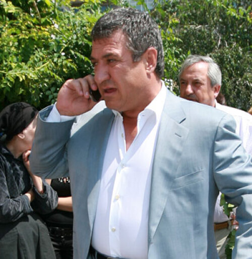 Victor Becali negociază cu vărul său, Gigi, transferul lui Florin Costea la Steaua