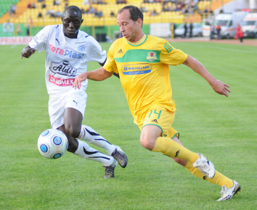 Adailton (în galben) joacă din 2010 la Vaslui