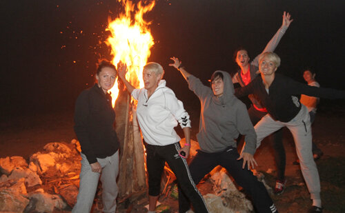 Vom perpeli toţi adversarii în flăcări, par a spune Iulia Curea, Ramona Farcău, Melinda Geiger, Ionela Stanca şi Adina Fiera