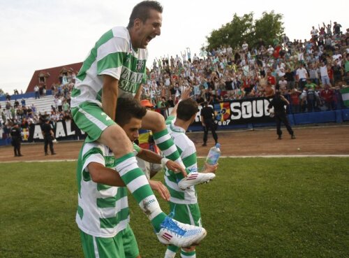 Antohi şi Bunea sărbătorind evoluţia bună a Voinţei Sibiu