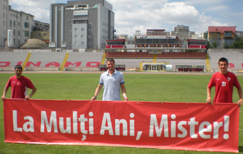 Ionel Dănciulescu, Marius Niculae şi Dragoş Grigore alături de banner-ul cu mesajul adresat lui Cornel Dinu (foto: fcdinamo.ro)