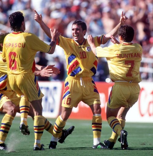 Gică Popescu (nr. 6), Gică Hagi (în centru) şi Dorinel Munteanu celebrînd golul marcat de decarul naţionalei în partida contra Columbiei de la CM 1994 (foto: GettyImages)