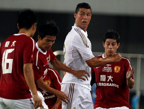 Criticat de chinezi, Ronaldo (în alb) a făcut show ieri la Guangzhou