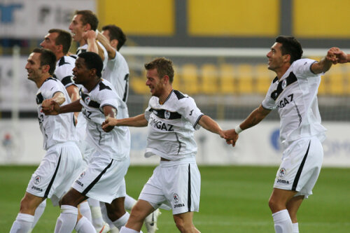 Jucătorii lui Gaz Metan au sărbătorit alături de fani, la finalul meciului cu Kups Kuopio (2-0)