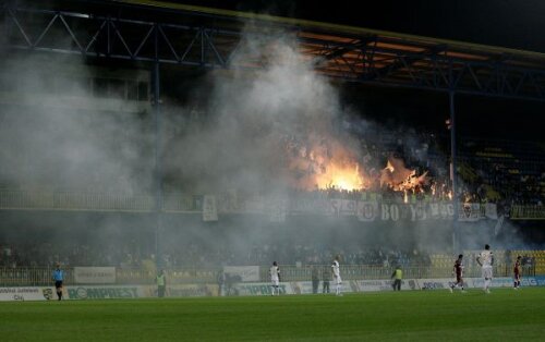 Meciul U Cluj - Rapid a fost întrerupt 3 minute din cauza spectatorilor 