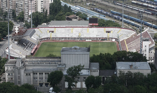 Din cauza unei datorii de 150.000 de euro pe care o are clubul de fotbal la CS Rapid, alb-vişiniii nu pot disputa meciurile de pe teren propriu pe stadionul din Giuleşti