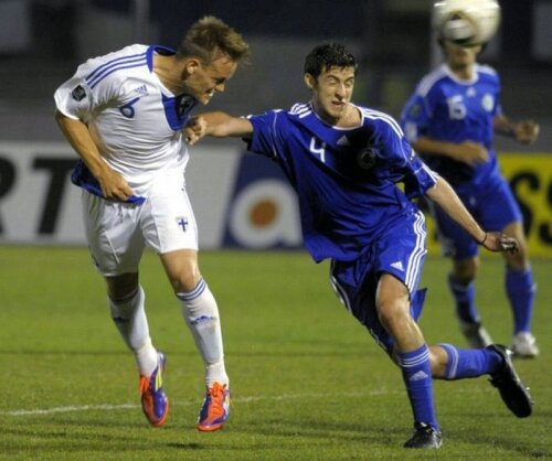 Michele Cervelli (dreapta) este mijlocaş în naţionala statului San Marino şi student