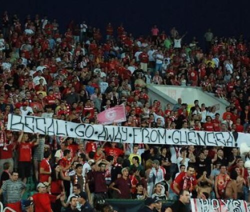 Galeria lui ŢSKA este înfrăţită cu cea a Stelei, dovadă acest mesaj afişat la un meci din campionatul Bulgariei
