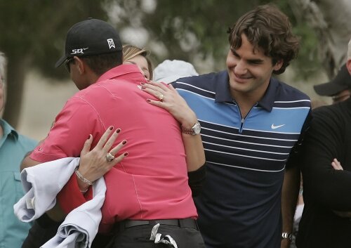 Tiger Woods e îmbrăţişat de Mirka, în timp ce Roger Federer îşi aşteaptă rîndul la felicitări. Era 2007, turneul Dubai Desert Classic şi americanului îi mergea foarte bine. Ca şi elveţianului, de altfel. Între timp, tabloul s-a schimbat radical
Foto: Reuters