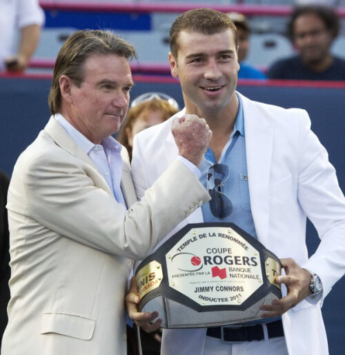 Lucian Bute i-a înmînat lui Jimmy Connors o centură de box Foto: Reuters