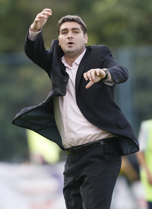 Ciobotariu încearcă să-i
ţină în priză pe jucători
pentru meciul cu Vorskla
Foto: Alex Nicodim