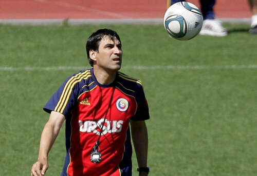 Selecţionerul Victor Piţurcă spera să facă o baie în Adriatica, însă vîntul care bătea în rafale l-a făcut să renunţe